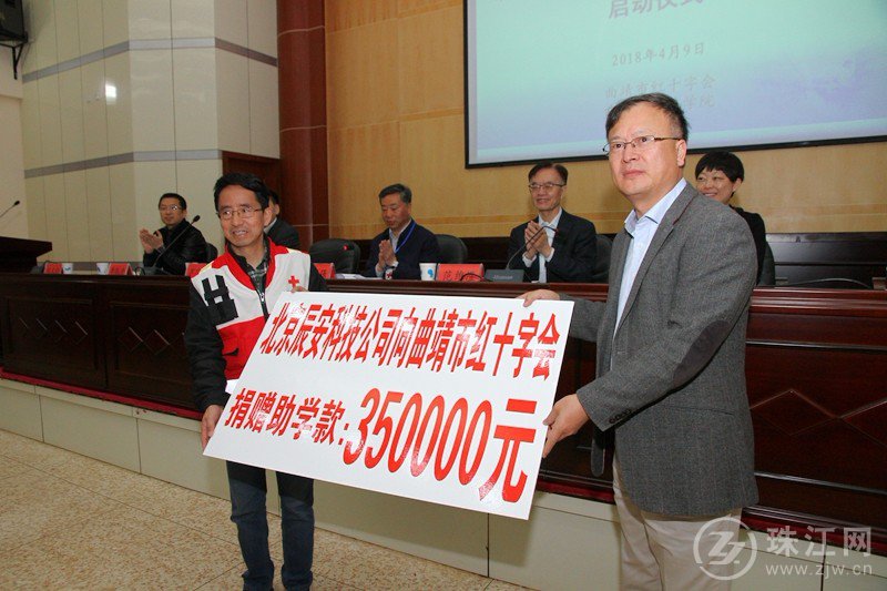 拉斯维加斯网站科技爱心捐赠35万元为曲靖高校孤残学生“加勺菜”